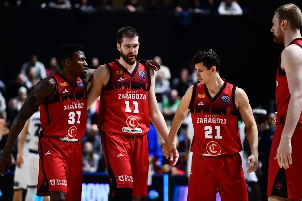 Ennis, Radovic, San Miguel y Hlinason celebran una acci&oacute;n en Dijon. Foto: FIBA