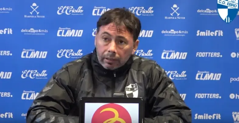 Manolo Sanl&uacute;car, entrenador del CD Ebro en sala de prensa