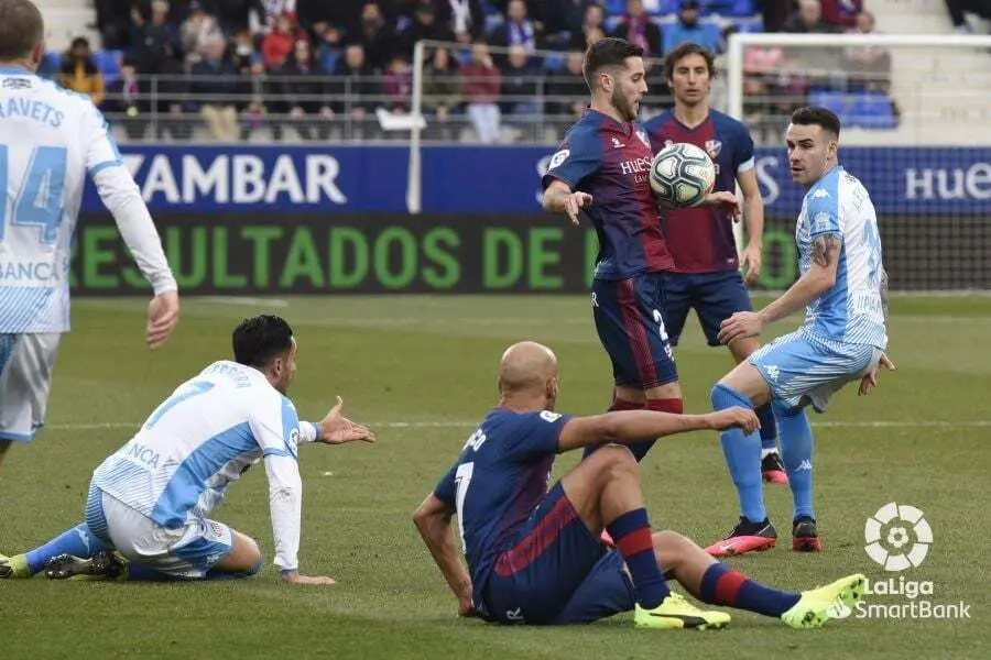 Mosquera, al fondo de la imagen en el Huesca-Lugo. Foto: LFP