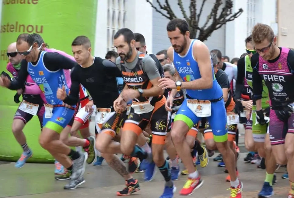 Salida del Triatl&oacute;n de Hijar. | Foto: Javier V&iacute;lchez