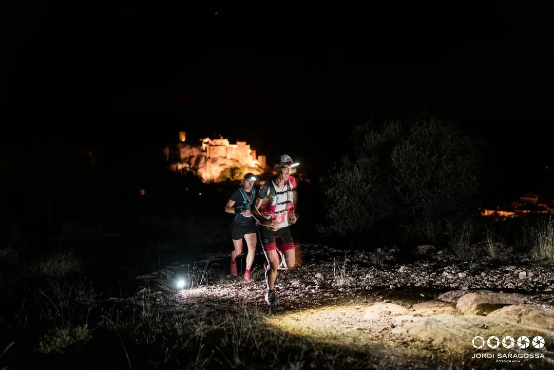 Agust&iacute;n Luj&aacute;n, ganador de la edici&oacute;n del pasado a&ntilde;o, con la Colegiata de Alqu&eacute;zr al fondo de la imagen. Foto: Jordi Saragossa
