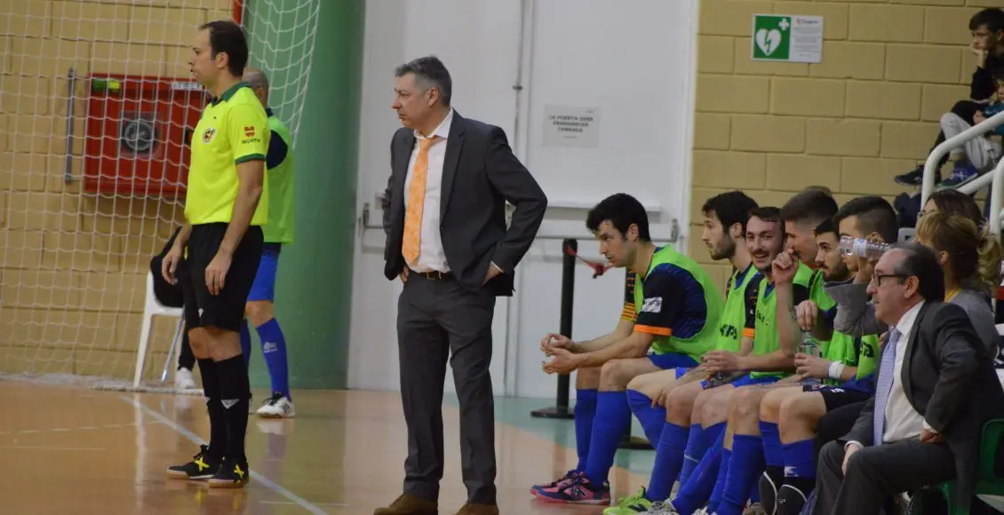 Alfonso Rodr&iacute;guez dirige un partido desde la banda. Foto: Pedro Luis Serrano