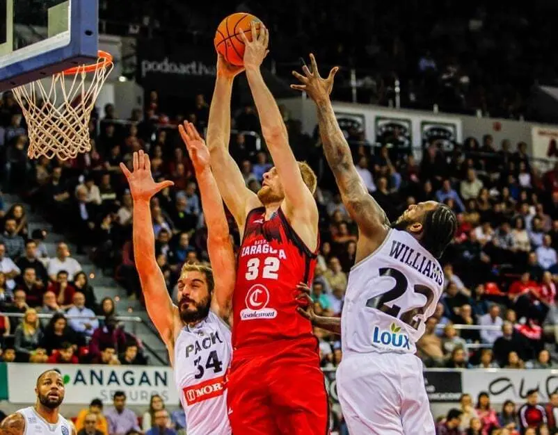 Hlinason se agiganta para capturar un rebote. Foto: Esther Casas/FIBA