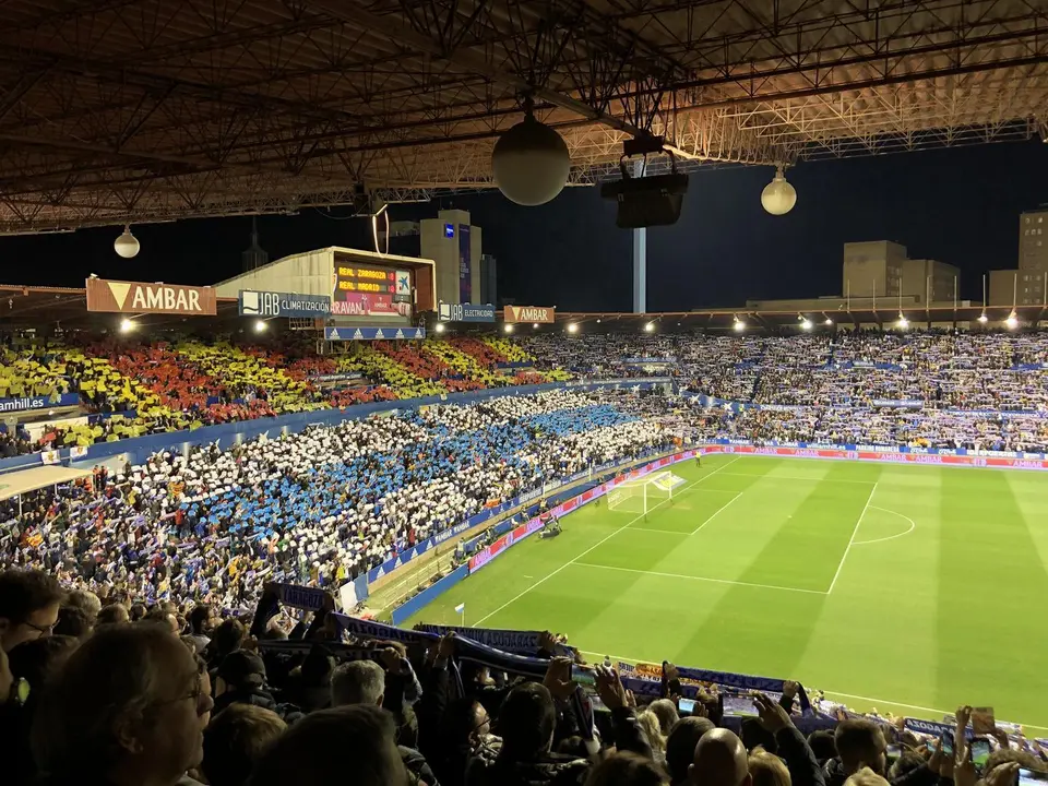 El fondo norte de La Romareda en el partido ante el Real Madrid. Foto: Laura Sol&aacute;n
