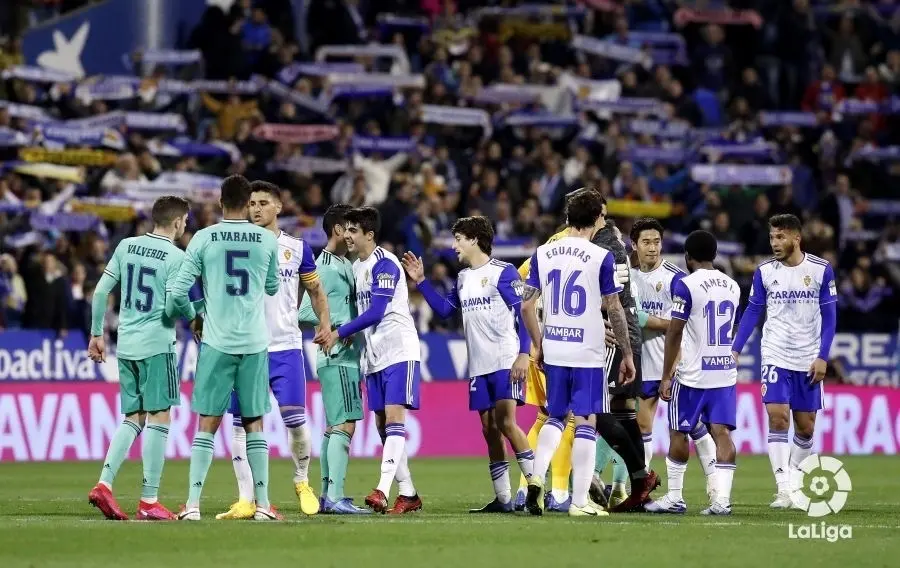 Los jugadores del Real Zaragoza en el centro del campo al caer eliminados en la Copa del Rey la temporada pasada. Foto: LaLiga