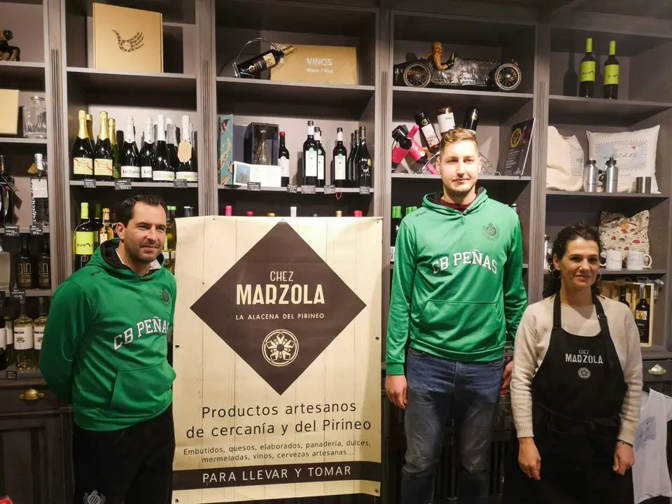 De izquierda a derecha Arenas, Vucetic y Elena Bernad, responsable de Chez Marzola, tienda donde ha sido la rueda de prensa del Levitec Huesca Gipuzkoa Basquet. Foto: CB Pe&ntilde;as