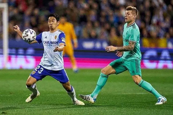 Kagawa controla el bal&oacute;n junto a Kroos. Foto: Real Zaragoza
