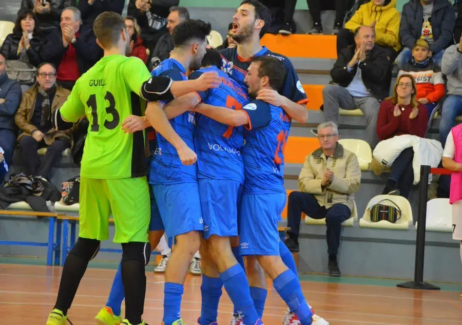 Los jugadores celebran un gol. Foto: Pedro Luis Serrano