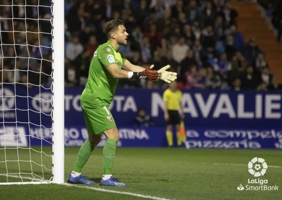 &Aacute;lvaro da instrucciones durante el partido en Ponferrada | Foto: LaLiga