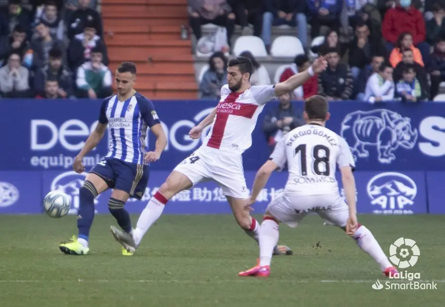 Rafa Mir disputa un bal&oacute;n sobre el c&eacute;sped de El Toral&iacute;n. | Foto: LaLiga