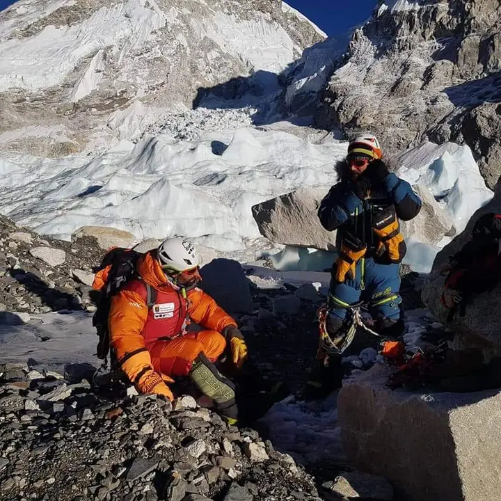 Jonatan Garc&iacute;a, a la izquierda de la imagen, en una foto de su muro de FB donde se ha dado a conocer su accidente en el Everest.