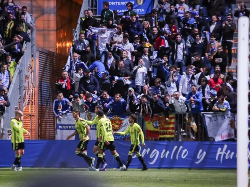 El Real Zaragoza junto a su afici&oacute;n. Foto: Real Zaragoza