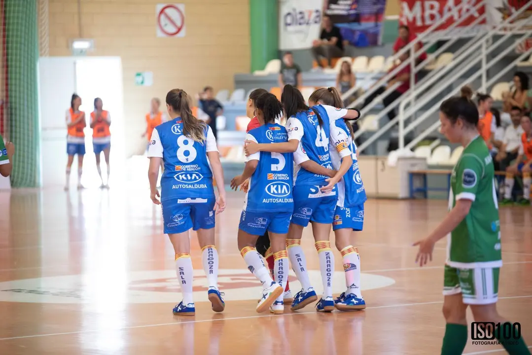 Las jugadoras se abrazan tras un gol. Foto: Sala Zaragoza