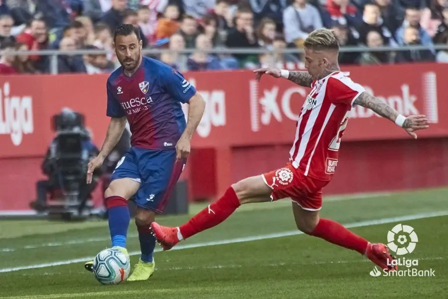 Pedro L&oacute;pez busca el pase para evitar al jugador del Girona. Foto: LaLiga