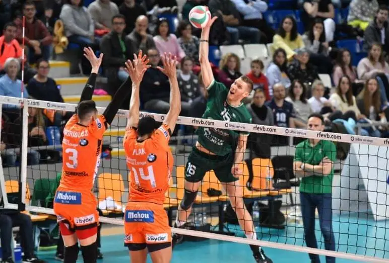 Una acci&oacute;n durante un partido entre Unicaja Almer&iacute;a y CV Teruel | Foto: RFEVB