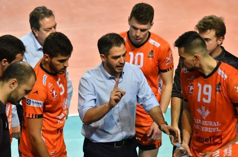 Rivera dando instrucciones a sus jugadores.