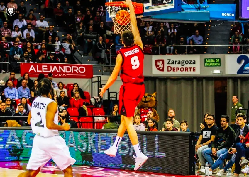 Brussino realiza un mate ante el PAOK. Foto: Esther Casas/FIBA