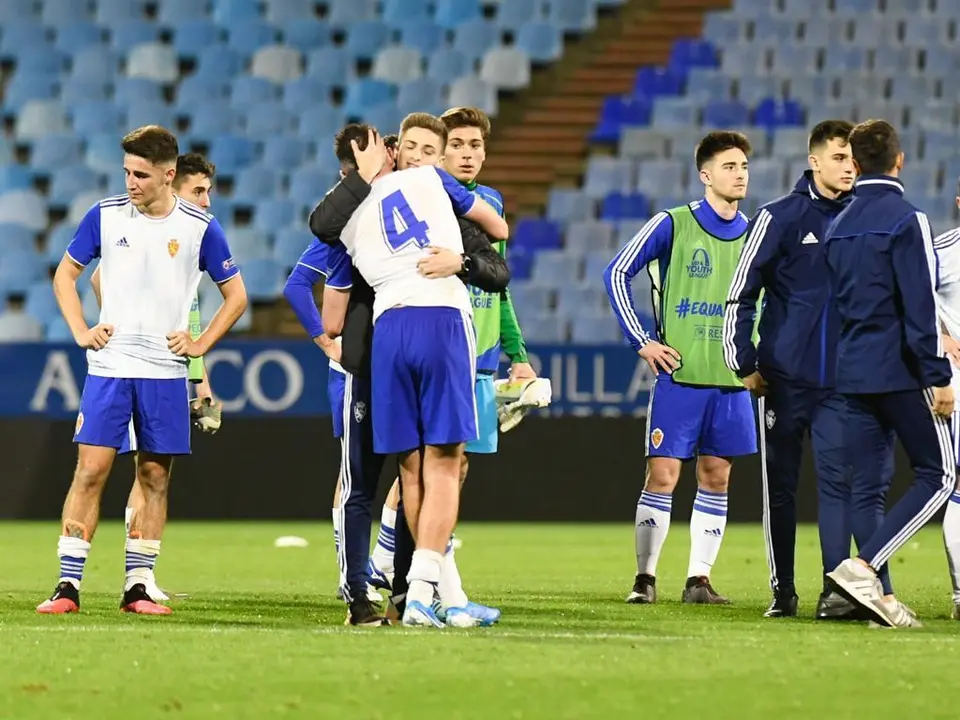 Los jugadores del Real Zaragoza, abatidos tras el pitido final. Foto: @RZCantera