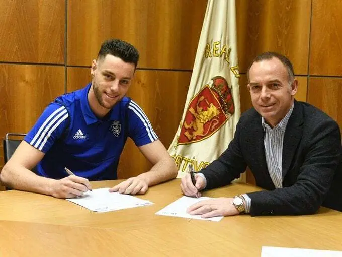 Burgui firma su contrato con el Real Zaragoza. Foto: Real Zaragoza