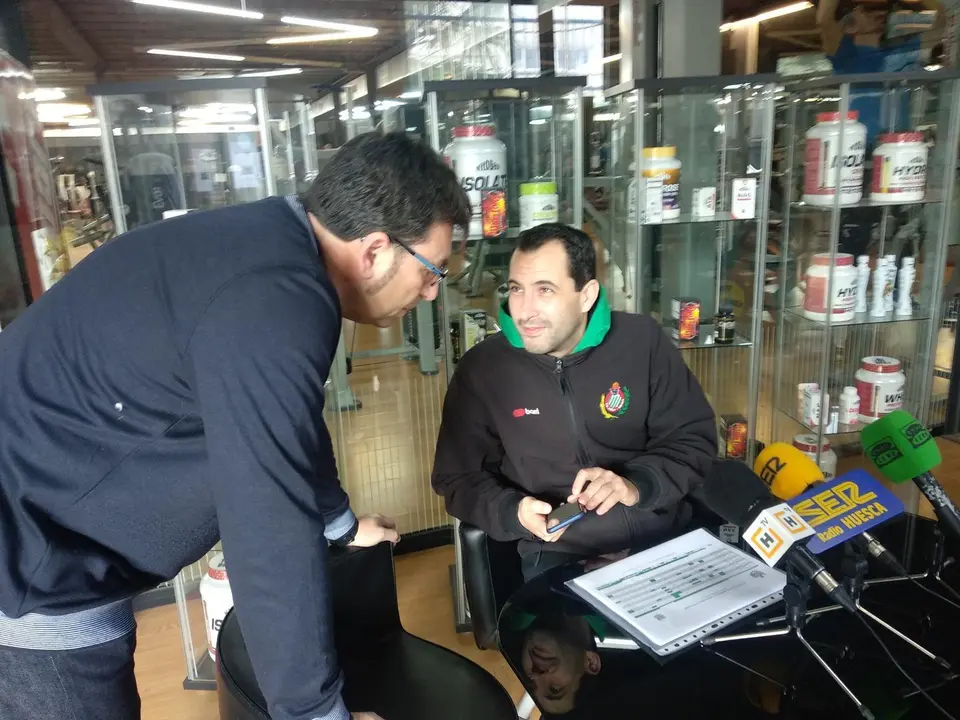 Guillermo Arenas conversa con David &Aacute;lvarez antes de inicio de la rueda de prensa del t&eacute;cnico del Levitec Huesca para analizar el partido contra Mar&iacute;n. Foto: Sportaragon