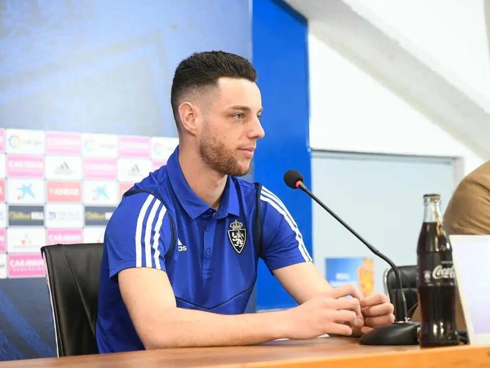 Burgui en su presentaci&oacute;n como jugador del Real Zaragoza. FOTO: Real Zaragoza.