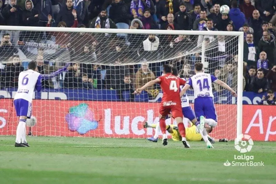 Acci&oacute;n del &uacute;ltimo penalti fallado por el Real Zaragoza en La Romareda. Foto: LaLiga Smartbank