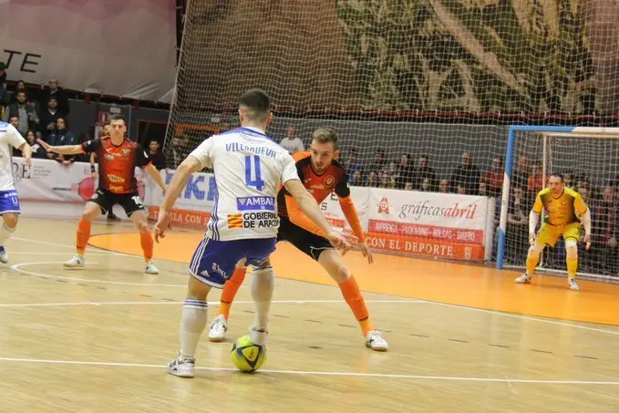 &Oacute;scar Villanueva encara a un contrario. Foto: Ribera Navarra