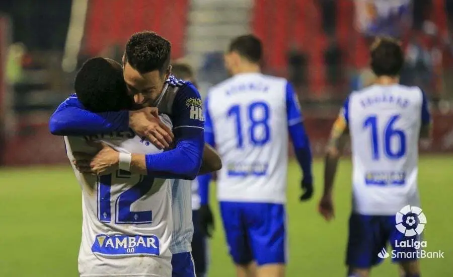 Igbekeme es felicitado por el 0 a 1. Foto: La Liga
