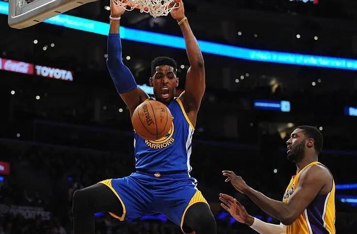 Jason Thompson se cuelga del aro en un partido de Golden State Warriors en la pista de Los Angeles Lakers en enero de 2016: Gary A. Vasquez/USA TODAY Sports