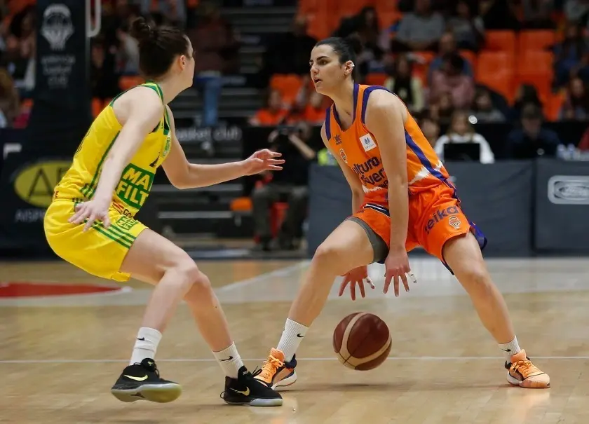 Aina Ayuso, en una acci&oacute;n defensiva en el partido de ida. Foto: Miguel &Aacute;ngel Polo