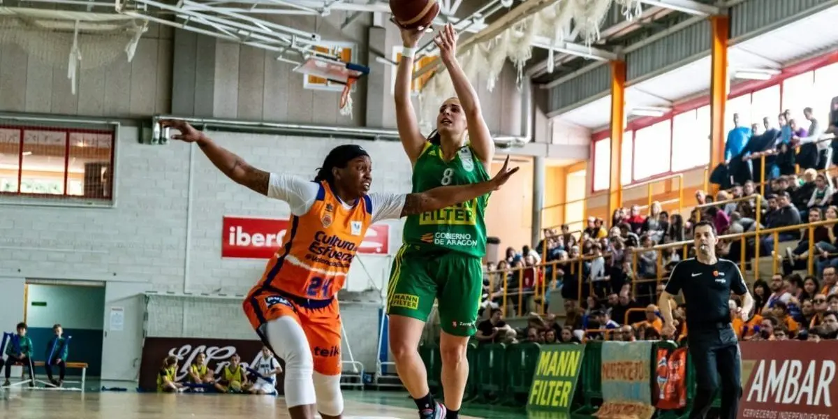 Irene Lahuerta lanza en un potente salto. Foto: STC Baloncesto
