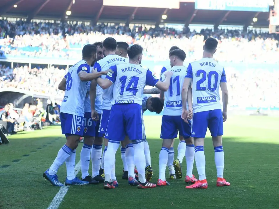Los jugadores del Real Zaragoza celebran uno de los goles de la victoria ante el RC Deportivo de la Coru&ntilde;a en La Romareda. Foto: Real Zaragoza