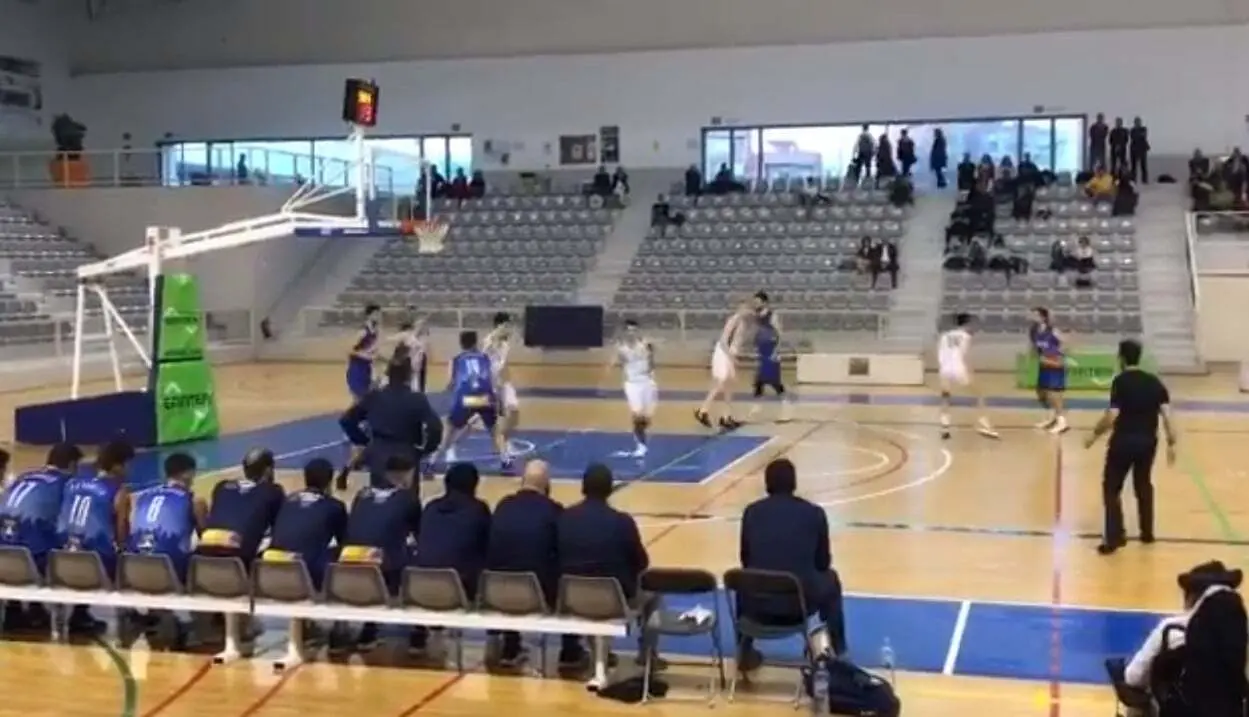 Momento del partido entre Cornella y El Olivar. Fotograma de @BasquetCornella