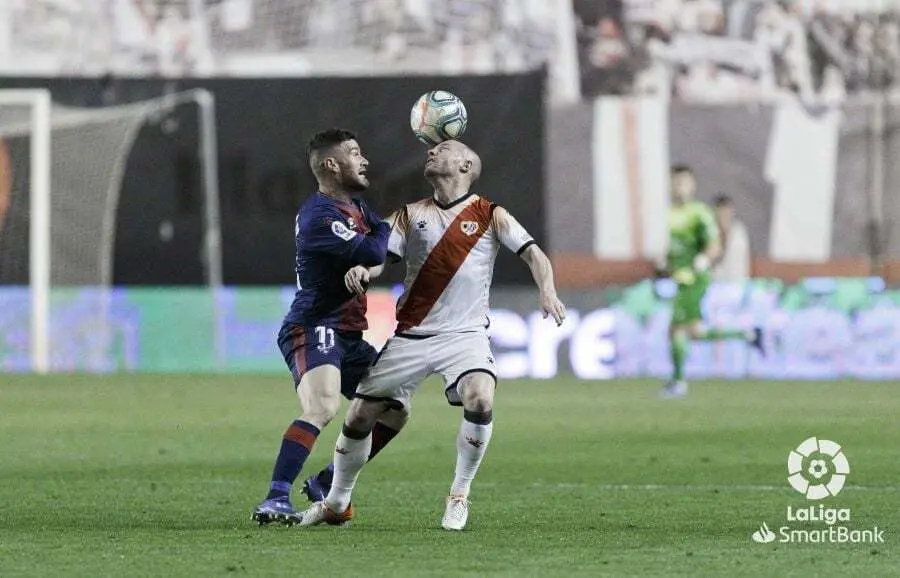 Gal&aacute;n en el partido ante el Rayo con el Huesca I Fuente: La Liga