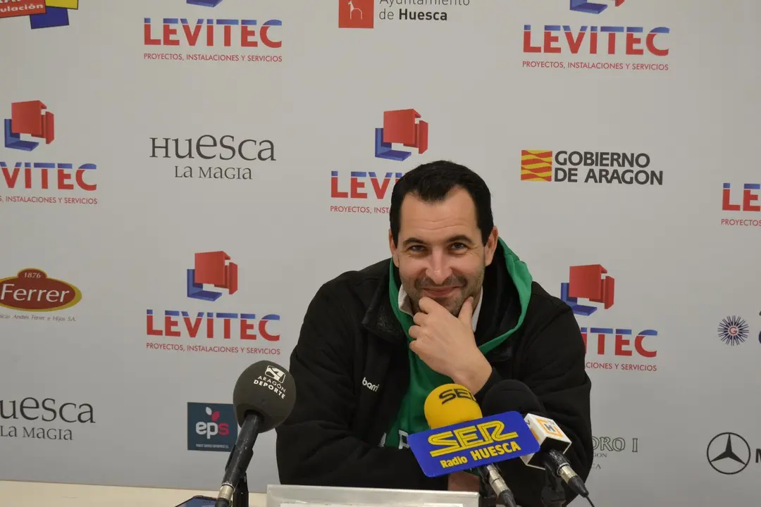 Arenas, en la rueda de prensa celebrada en el Pe&ntilde;as Center donde ha hablado sobre el Levitec Huesca Canoe de este viernes.  Fopto: Sportaragon