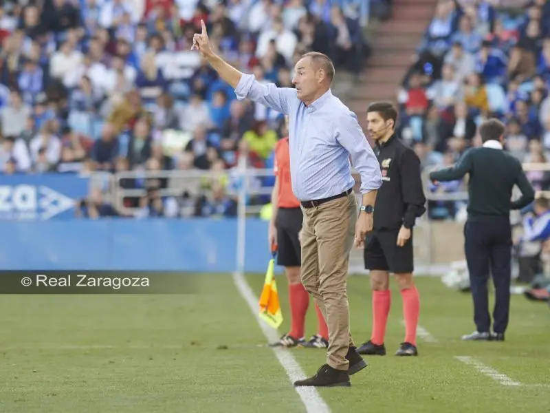 V&iacute;ctor Fern&aacute;ndez, dando instrucciones a sus futbolistas desde el &aacute;rea t&eacute;cnica, en el partido ante el Depor en La Romareda. Foto: Tino Gil / Real Zaragoza
