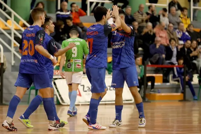Los jugadores se abrazan tras un gol. Foto: Rub&eacute;n Losada