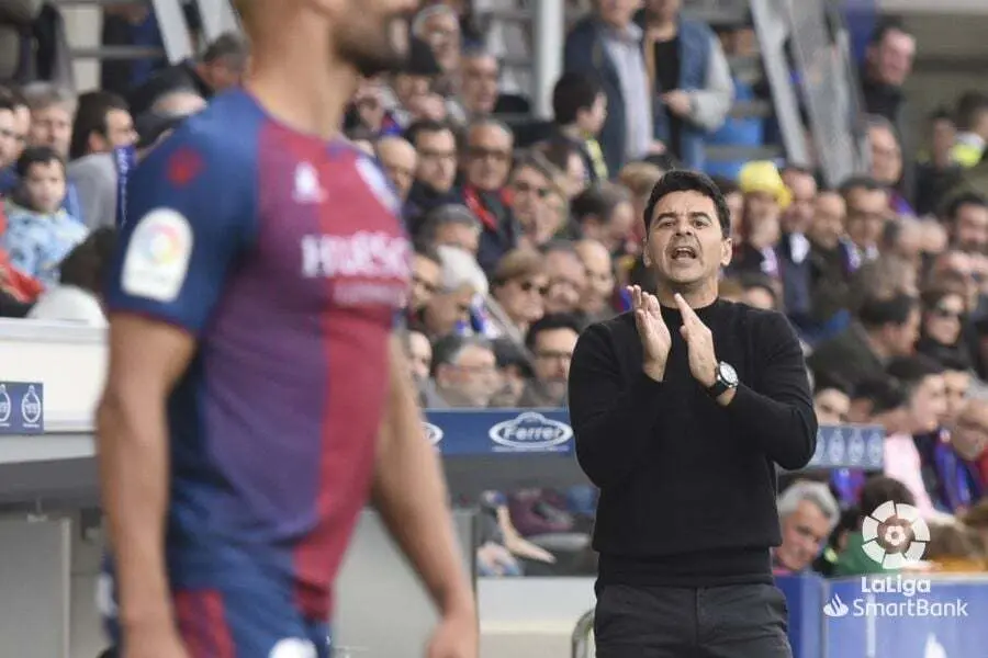 M&iacute;chel anima a sus jugadores en el partido del Huesca contra el Extremadura en El Alcoraz. Foto: LaLiga
