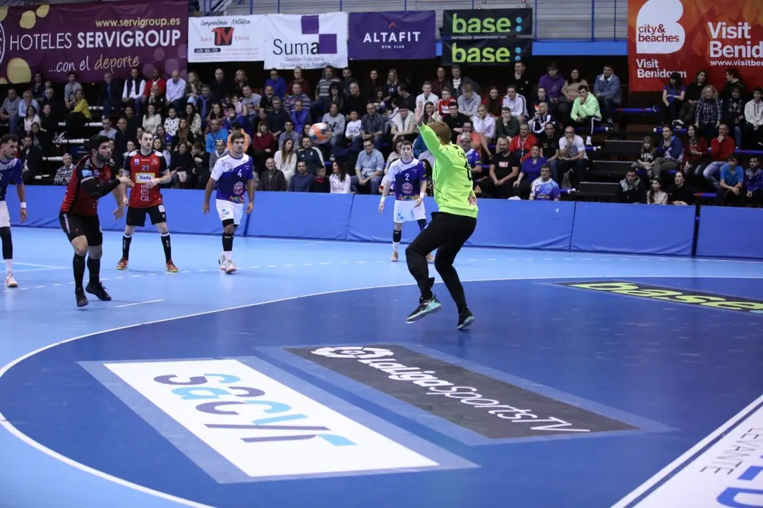 Joao Pinto que firm&oacute; 8 goles en 10 lanzamientos en un 7 metros en el Benidorm Bada Huesca. Foto: Edwin van Thek 