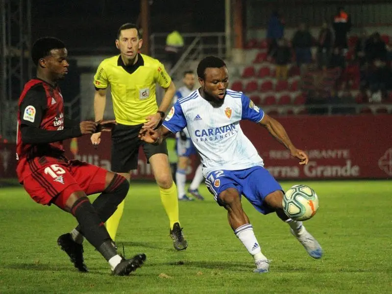 James Igbekeme frente al Mirand&eacute;s. Foto: Real Zaragoza.