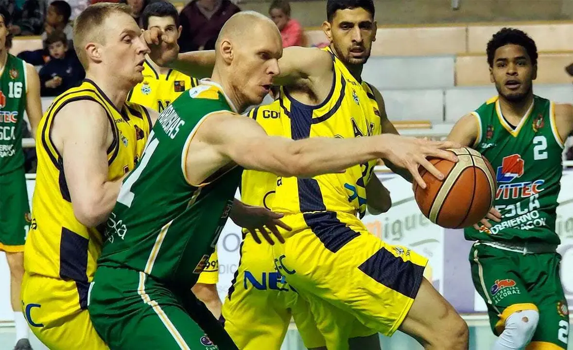Robertas Grabauskas agarra un bal&oacute;n durante el &uacute;ltimo partido | Foto: C.Pascual