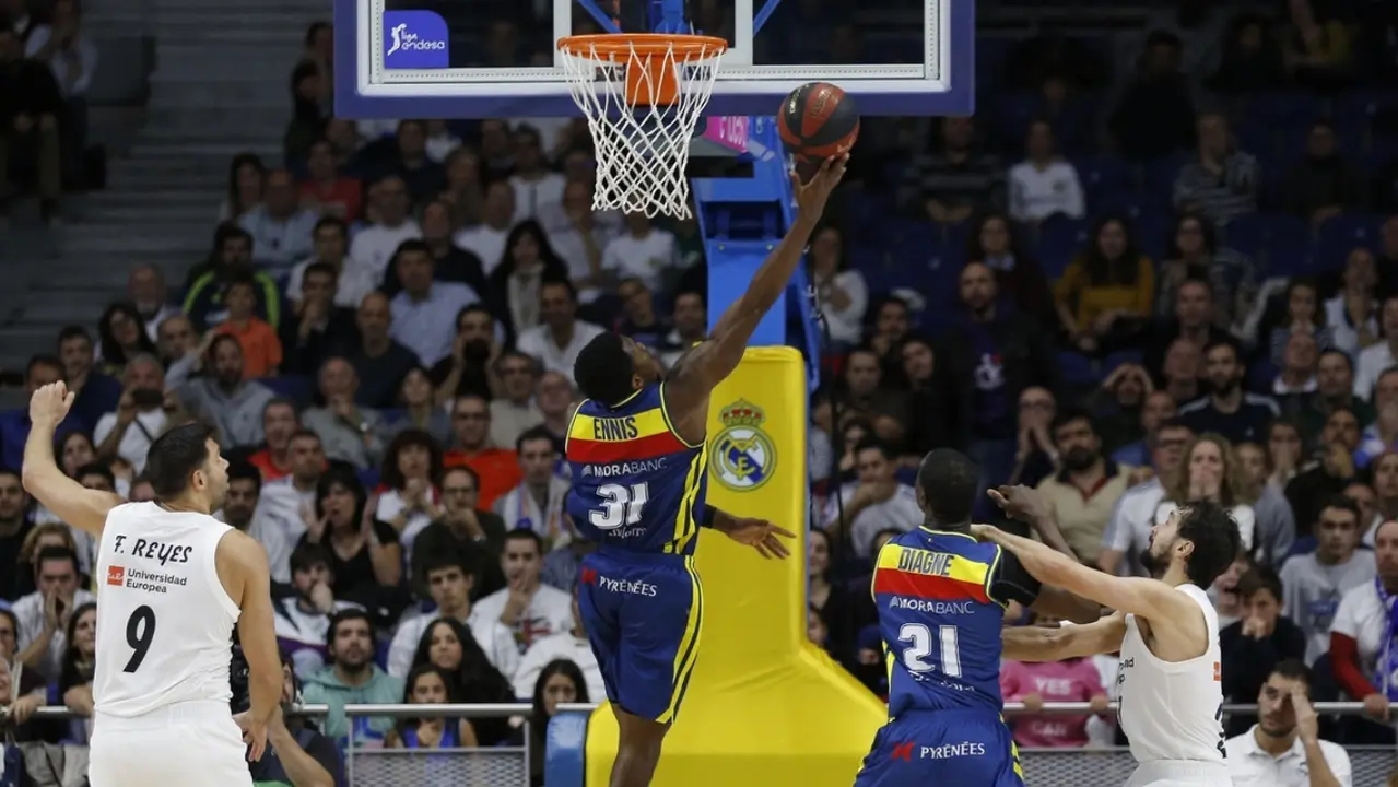 Dylan Ennis deja una bandeja en la victoria del Andorra en Madrid. Foto: Arrizabalaga/ACB