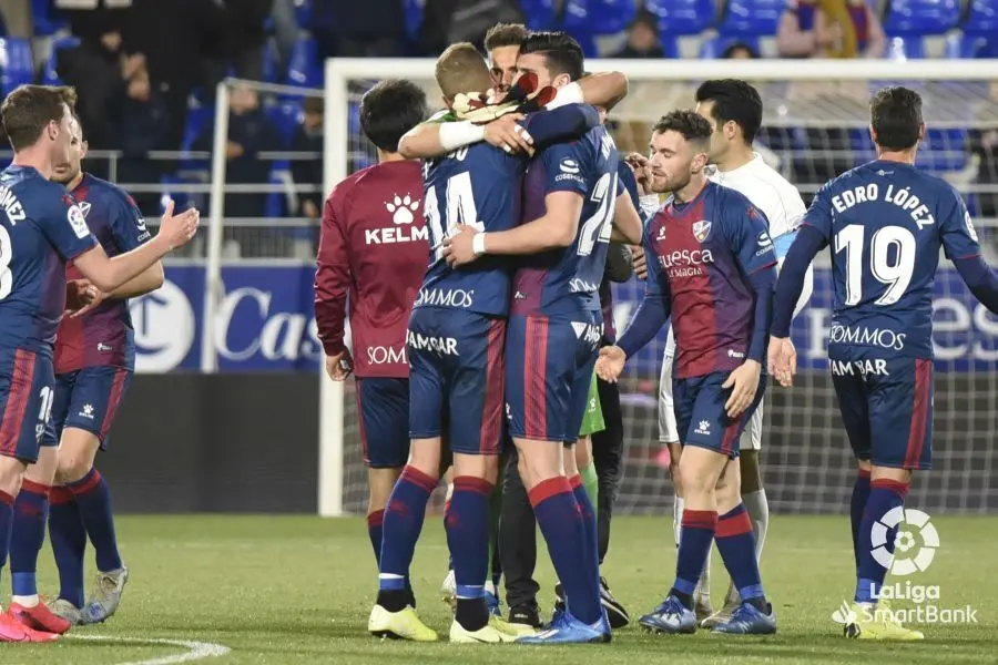Los jugadores del Huesca se abrazan tras el pitido final del &aacute;rbitro | LFP