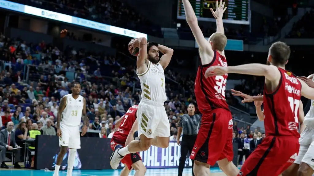 Hlinason salta a la ayuda ante Campazzo. Foto: ACB