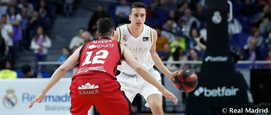 Spagnolo, en l a imagen con la bola, es otro de los canteranos que ha debutado hoy con el Real Madrid contra el Casademont Zaragoza. Foto: Real Madrid