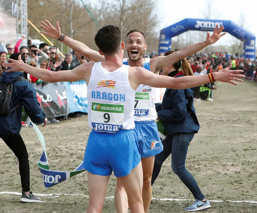 Los corredores Toni Abadia (de espaldas) y Carlos Marzo se abrazan nada m&aacute;s finalizar | Foto: JAVIER BELVER
