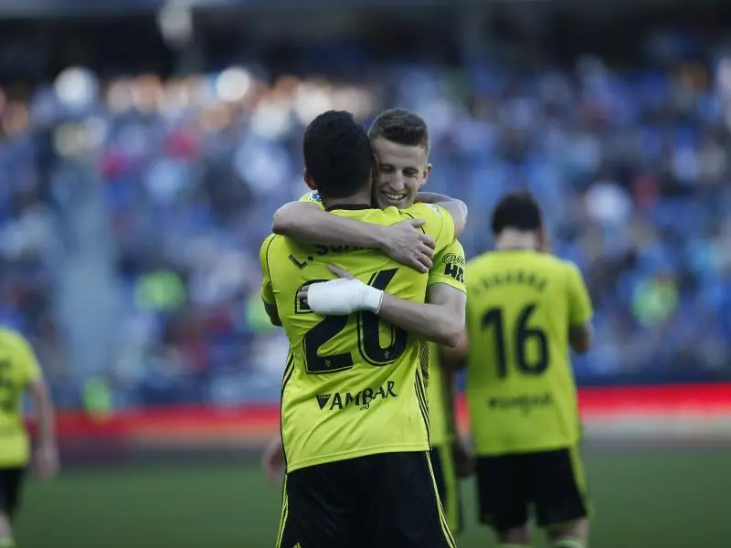 Nieto y Su&aacute;rez se abrazan tras el 0 a 1. Foto: Real Zaragoza