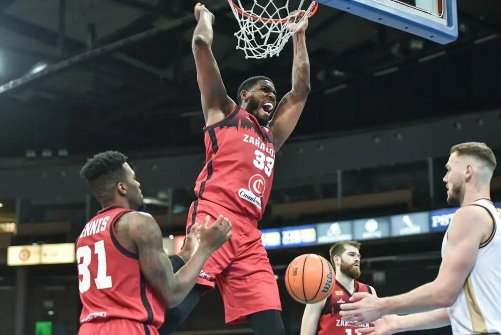 Jason Thompson se cuelga del aro. Foto: FIBA
