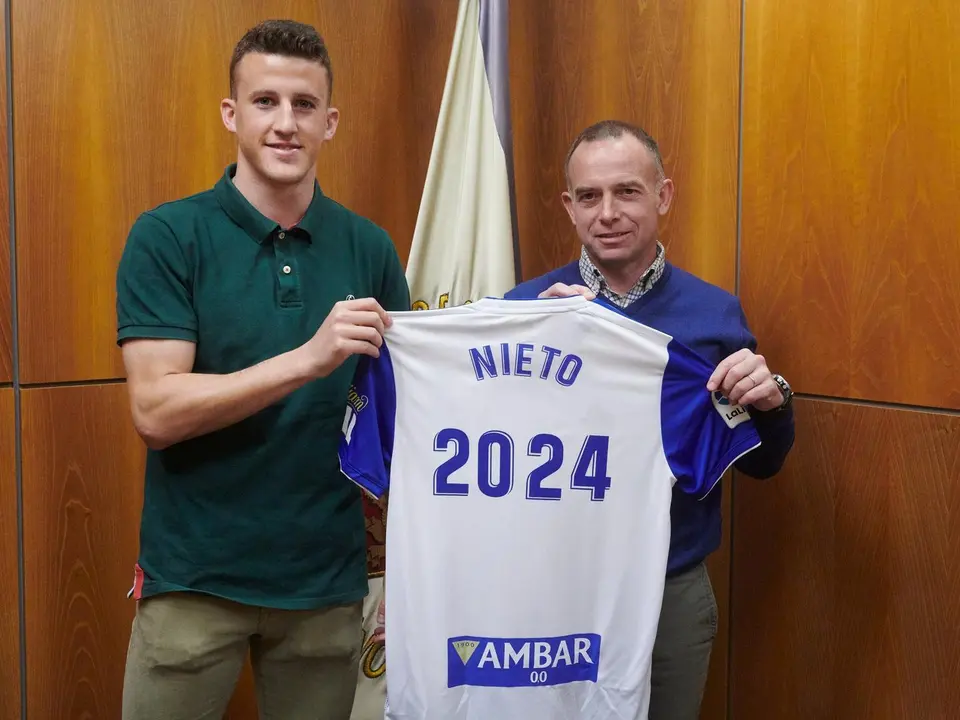 Carlos Nieto amplia su contrato con el Real Zaragoza hasta 2024. Foto: Tino Gil / Real Zaragoza