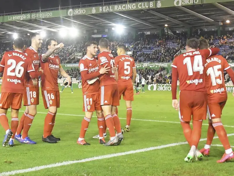 Los jugadores del Real Zaragoza celebran en pi&ntilde;a el gol de &Aacute;lex Blanco en el Sardinero. Foto: Real Zaragoza